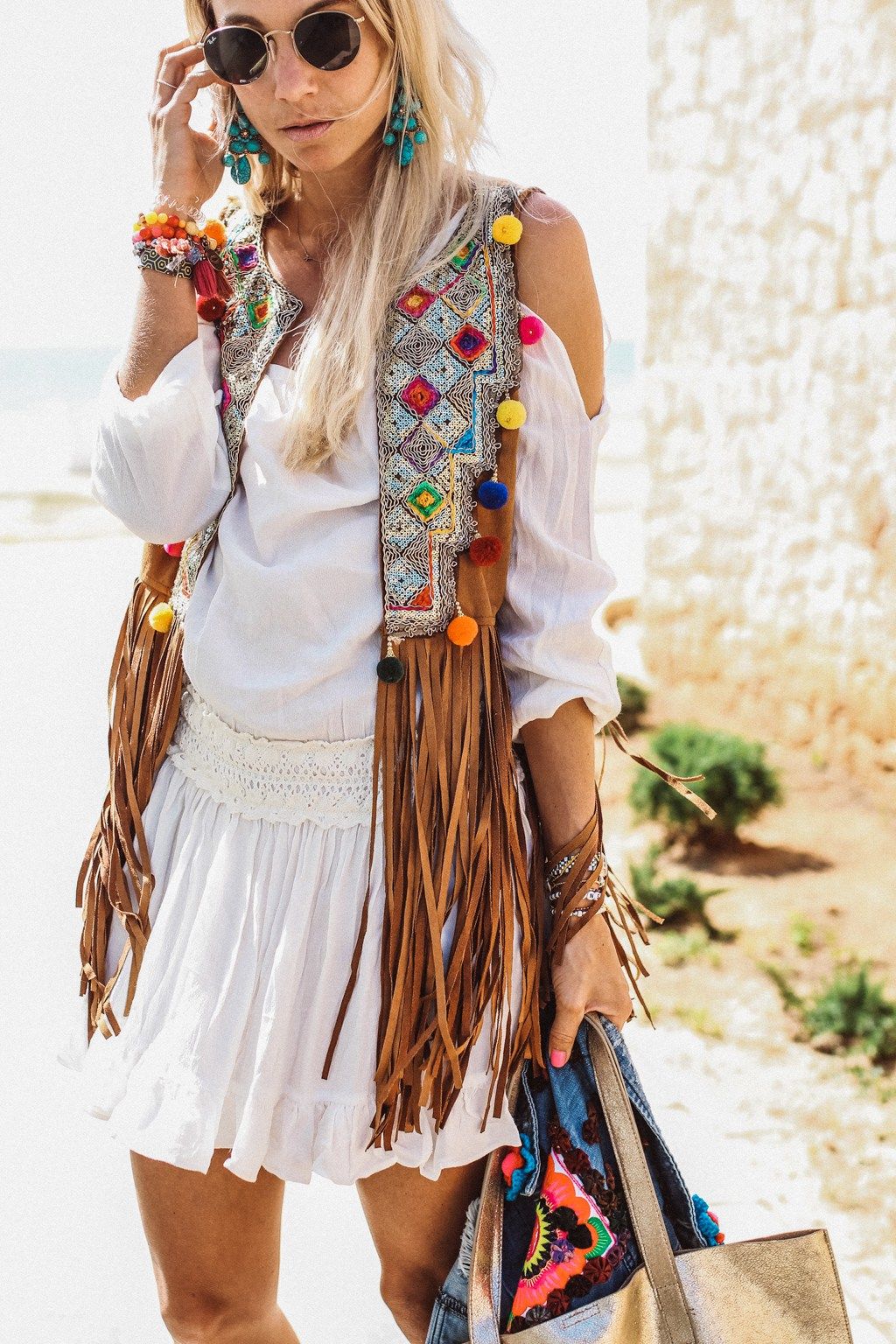 Prohlášení o stylu hippie s koženou vestou