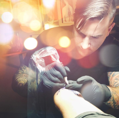tatuiruočių meistras darbe