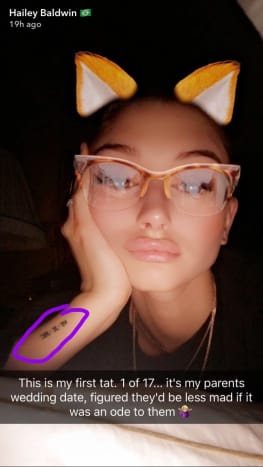 ヘイリーボールドウィンは、Snapchatでの彼女の最初のタトゥーの背後にある物語を明らかにしました。写真：Snapchat / Hailey Baldwin