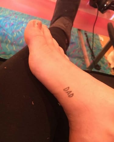 マイリー・サイラスビリーレイに捧げられた足のタトゥー。写真：Instagram。