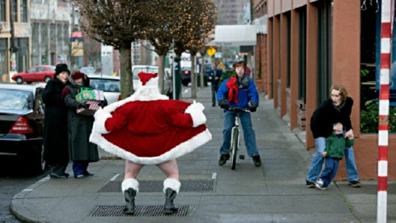 Ο Άγιος Βασίλης που αναβοσβήνει συγκλόνισε τους ανθρώπους σε ένα πεζοδρόμιο