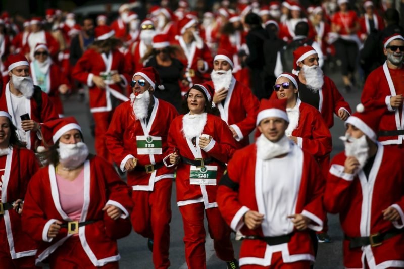 Άνθρωποι ντυμένοι με στολές Άγιου Βασίλη συμμετέχουν στο Santa Claus Run