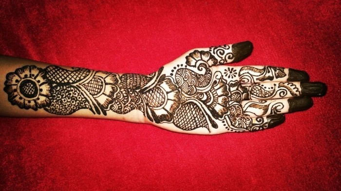 udělejte si ruční tetování hennou sami