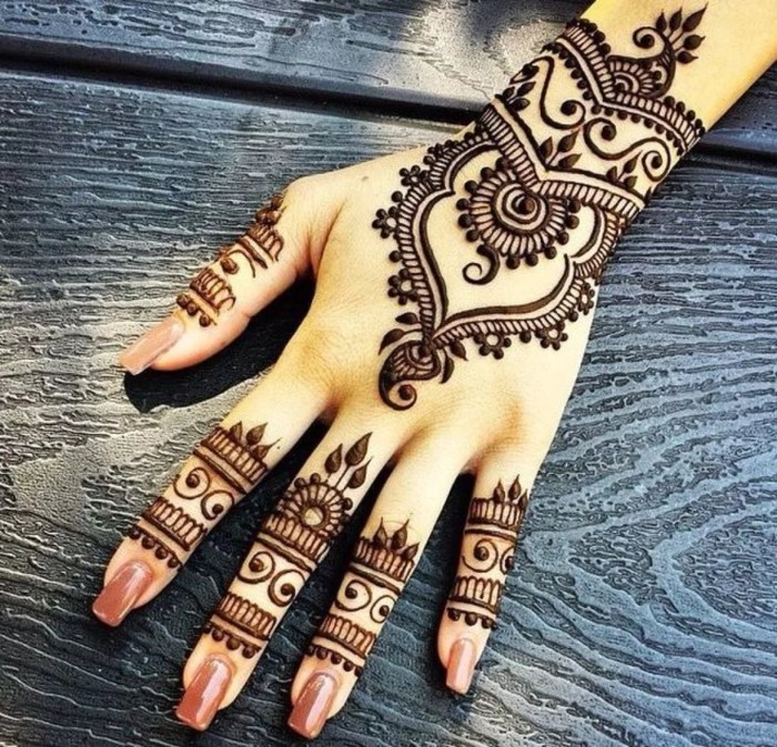udělejte si tetování rukou hennou sami