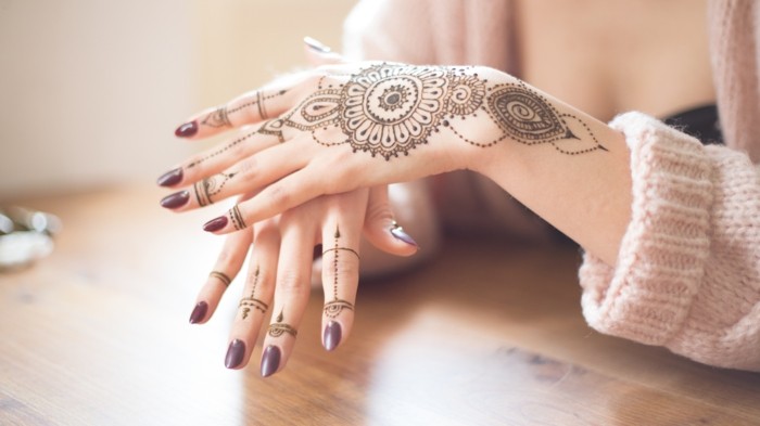 tetování hennou jako šperk pro ruce