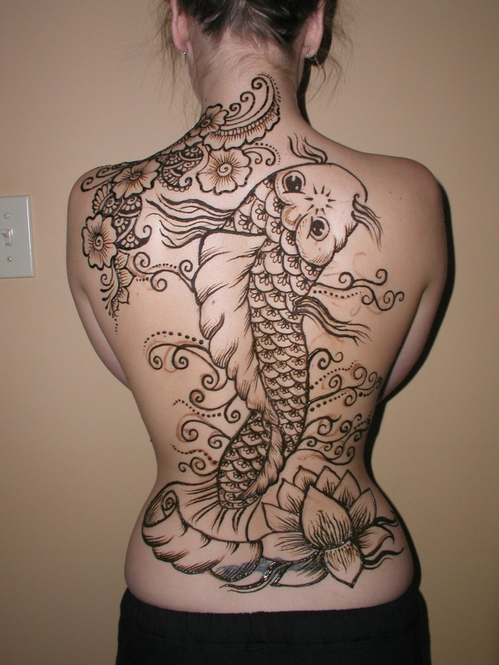 tetování hennou po celém zádech