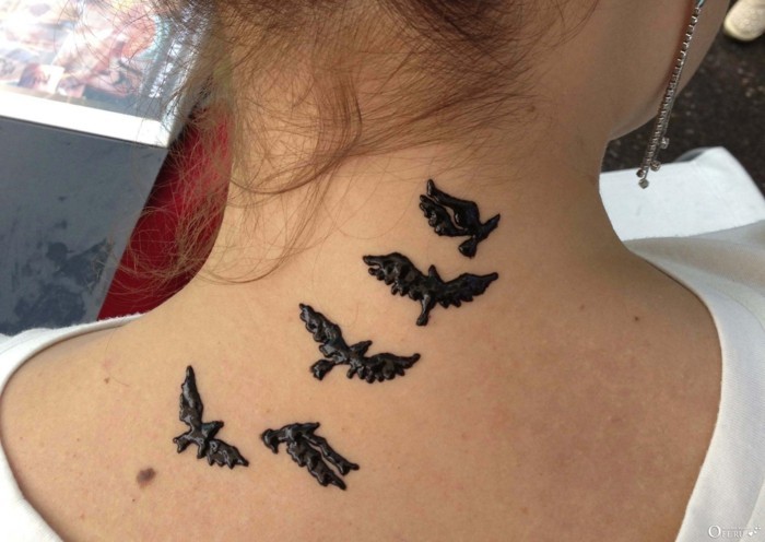 tetování hennou na krku