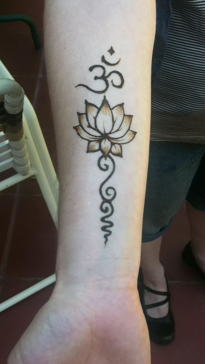 lotosový květ jako henna tetování na paži