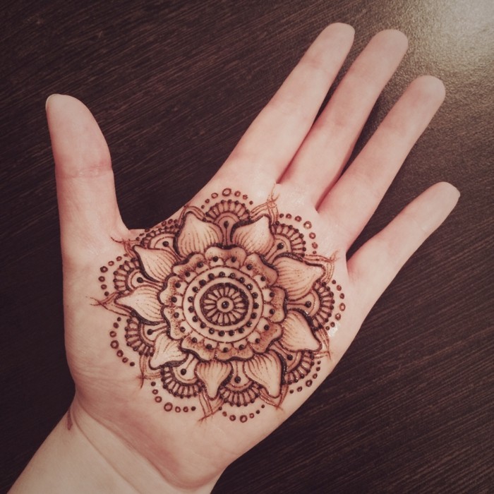 udělejte si tetování mandaly hennou sami