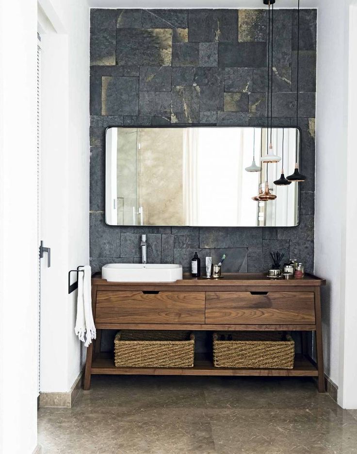 אריחים שחורים וארון בסיס לאמבטיה באיקאה בעיצוב עץ כהה