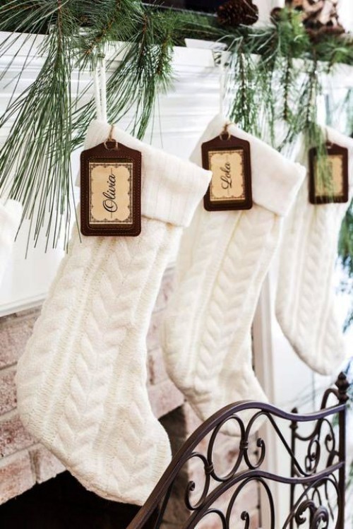 Φτιάξτε μπότες του Άγιου Βασίλη από παλιά λευκά πουλόβερ