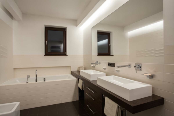 תאורה עקיפה חדר אמבטיה עיצוב צבע ניטרלי ריהוט פשוט