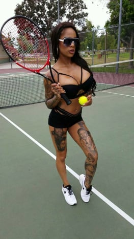 Shawna Naysia tenis kortunda