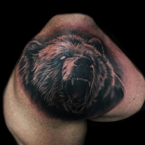 Kai pirmą kartą pradėjau daryti daug spalvų, bet visada mėgau juodai pilkų tatuiruočių išvaizdą. Man patinka sklandi ir klasikinė jų išvaizda. Aš taip pat norėjau laikytis vieno konkretaus stiliaus ir pabandyti jį įvaldyti.
