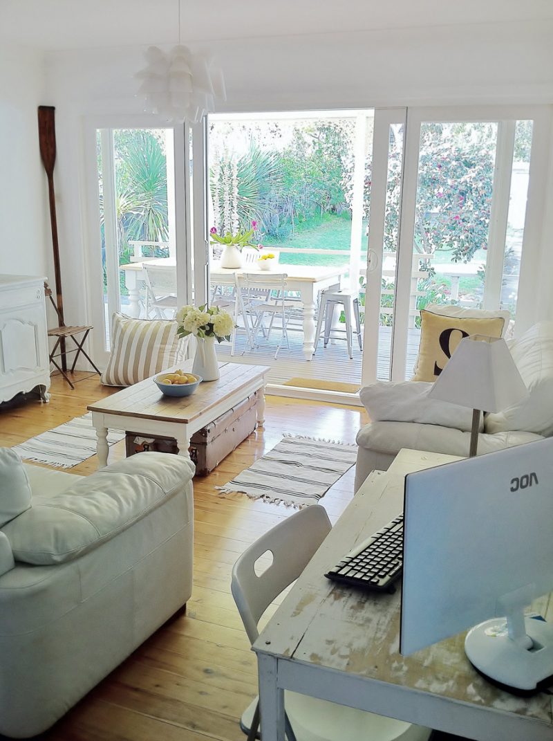 λευκά έπιπλα εξοχικού σπιτιού έπιπλα χωριάτικο λευκό μοντέρνο επιπλωμένο τραπέζι ξύλινος καναπές δερμάτινη καρέκλα