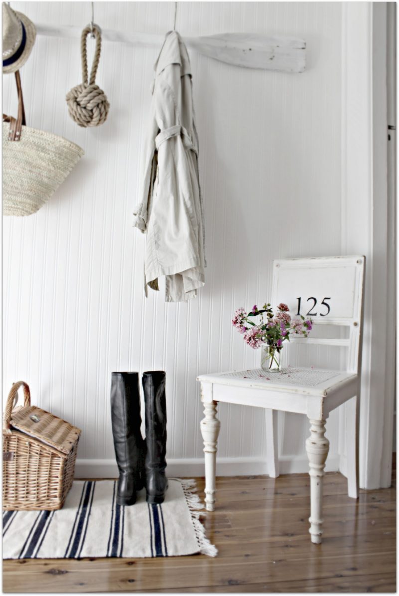 έπιπλα εξοχικού στυλ λευκές καρέκλες ξύλινες διακοσμήσεις ιδέες στημένο σχέδιο