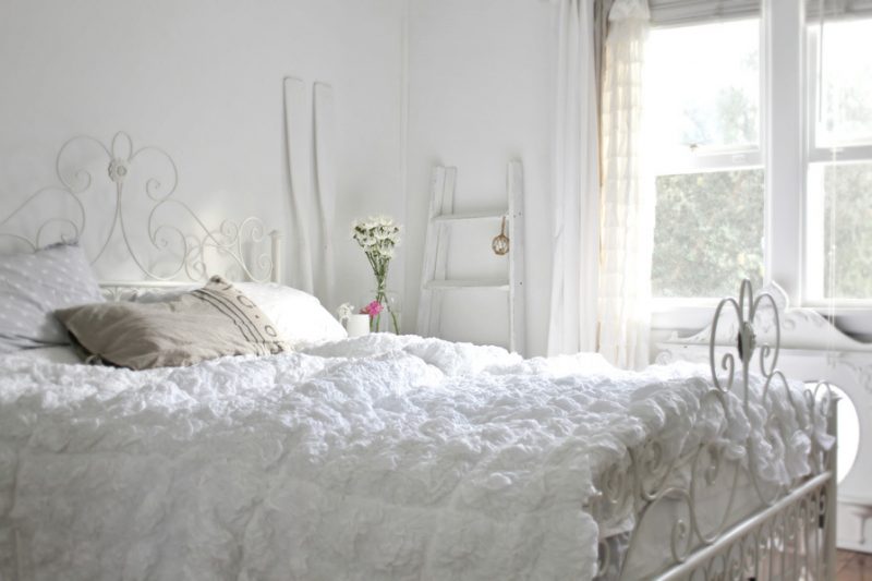 έπιπλα εξοχικό στυλ λευκό παράθυρο κρεβάτι υπνοδωμάτιο επίπλωση διακοσμητικών ιδεών κομψότητα κομψό
