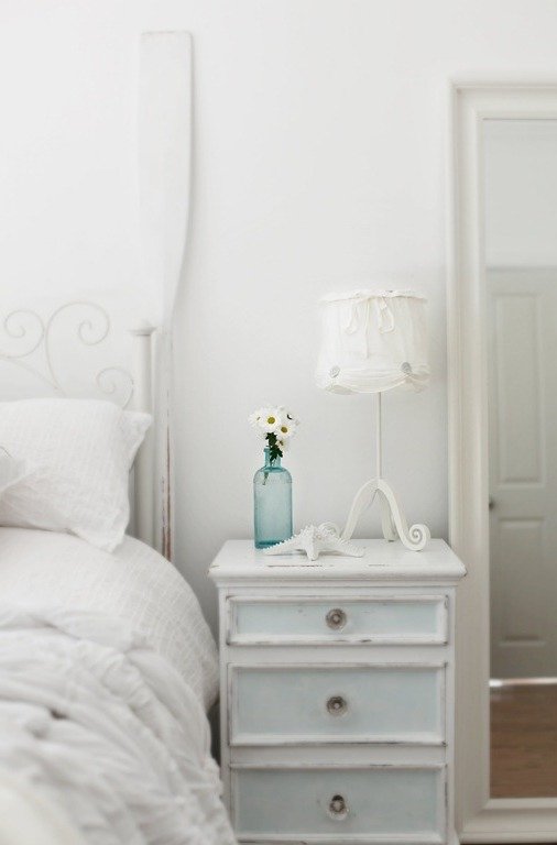 Έπιπλα εξοχικού στυλ λευκό κομοδίνο ξύλινη κρεβατοκάμαρα επίπλωση αξεσουάρ σπιτιού βάζο λουλούδια διακοσμητικές ιδέες