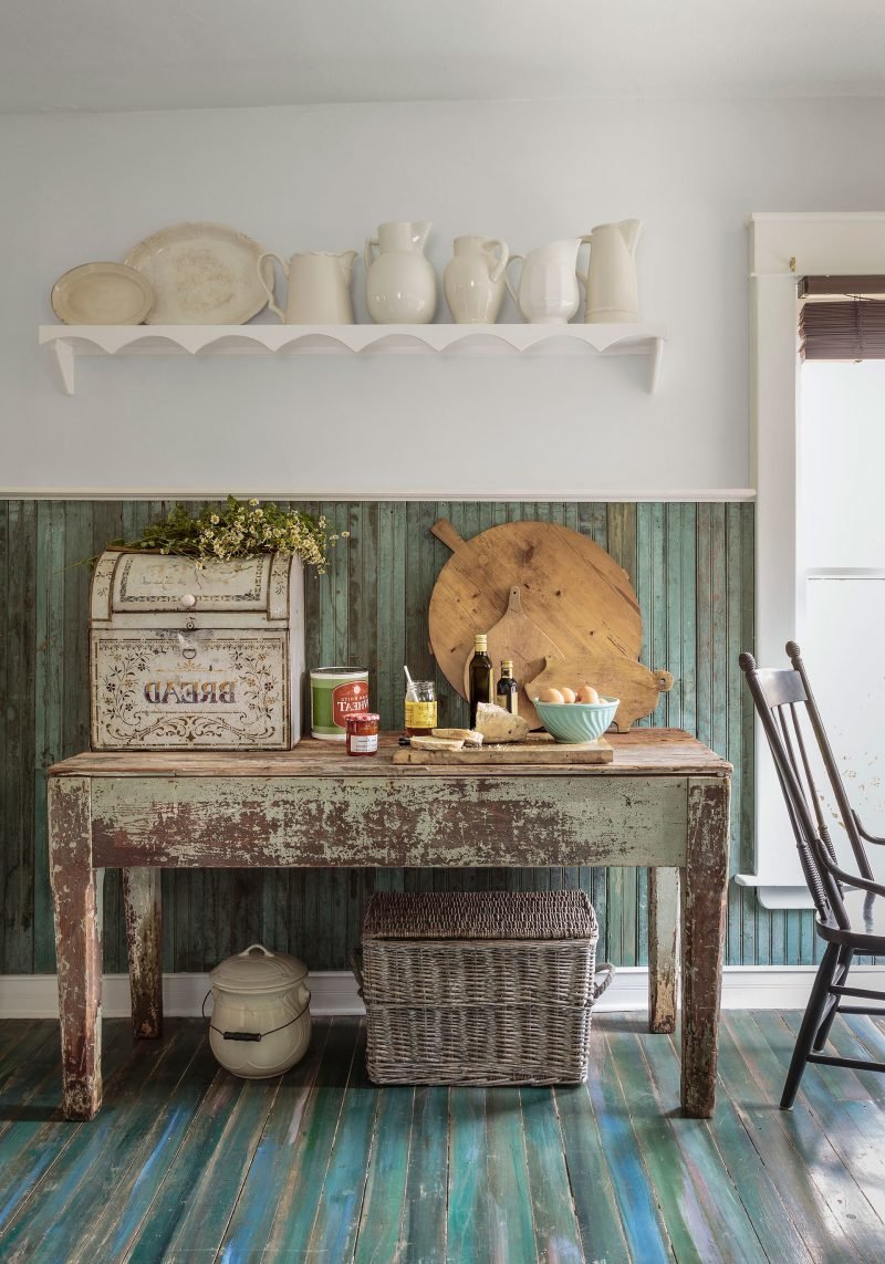Έπιπλα εξοχικού σπιτιού λευκά καφέ ρουστίκ έπιπλα χωριάτικο στυλ τραπέζι ξύλινη κουζίνα στημένη