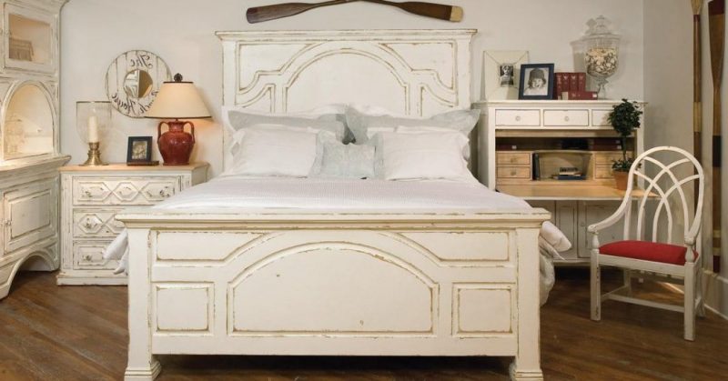 Ξύλινο κρεβάτι λευκό έπιπλο εξοχικό υπνοδωμάτιο επιπλωμένο καρέκλα ράφι μαξιλάρι λευκό