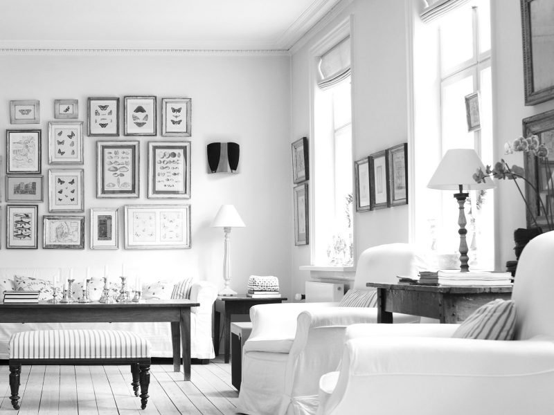 έπιπλα μοναδικού σχεδιασμού χωριάτικο στυλ λευκός καναπές πολυθρόνα τραπέζι σετ σαλόνι ιδέες σαλόνι