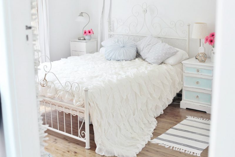 λευκά έπιπλα εξοχικού σπιτιού κρεβάτι μεταλλικά έπιπλα εξοχικού σπιτιού λευκό υπνοδωμάτιο επίπλωση γοητεία διακοσμητικές ιδέες