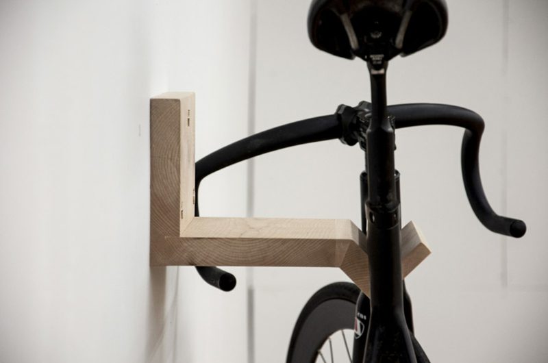 ράφι ποδηλάτου για τοποθέτηση σε τοίχο από φυσικό ξύλο