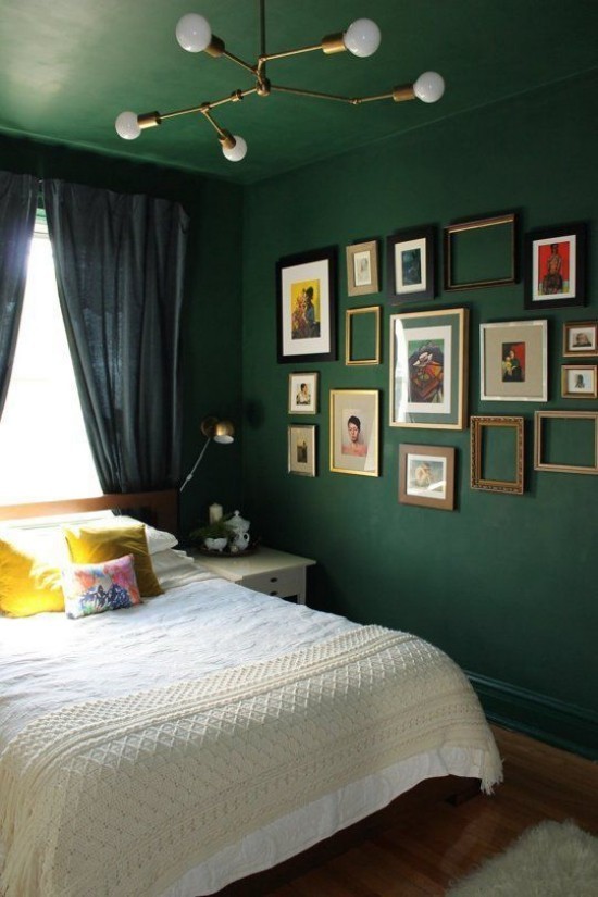Er veggfargen mørkegrønn den rette for deg. Designtips og ideer for et grønt soverom med fotovegg