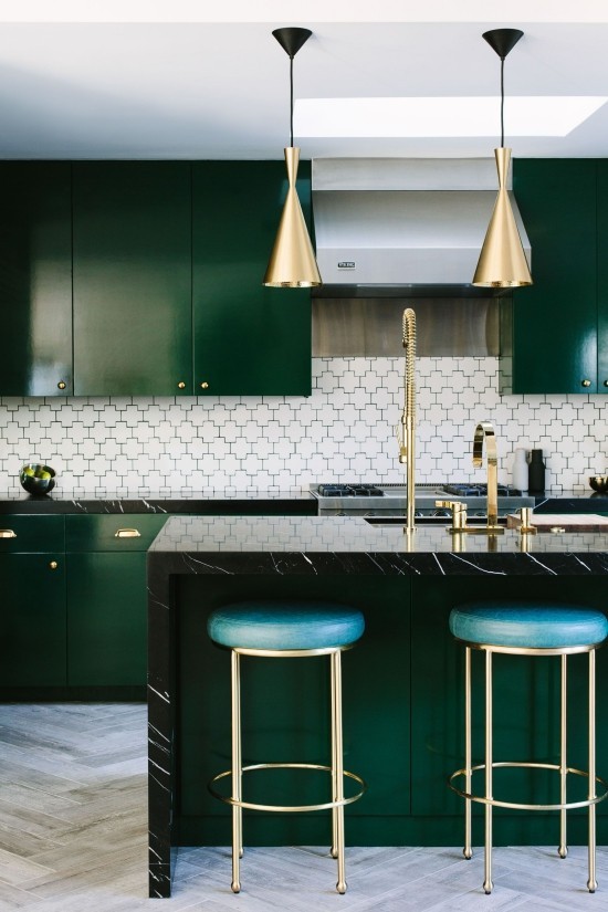 Er veggen farge mørkegrønn for deg? Designtips og ideer til kjøkkeninnredning grønn med elementer i gull