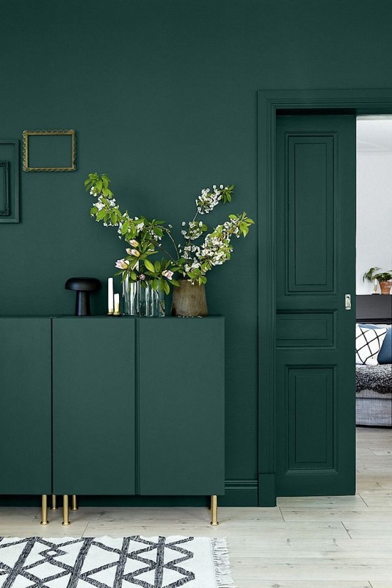Er veggfargen mørkegrønn det rette for deg. Designtips og ideer for korridorinnredning i veggdesign i grønt