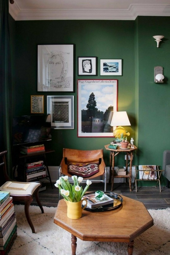 Er veggfargen mørkegrønn riktig for deg Designtips og ideer mørkt hjørne med hylle og bildevegg