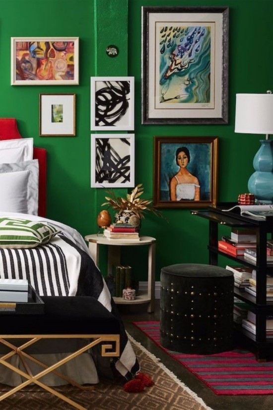 Er veggfargen mørkegrønn riktig for deg Designtips og ideer maksimalisme bildevegg og hyller