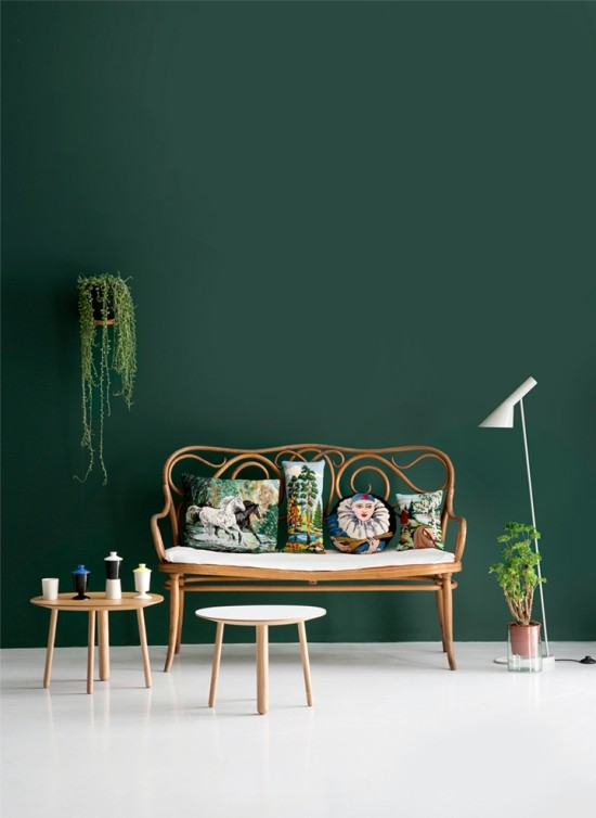 Er veggfargen mørkegrønn riktig for deg Designtips og ideer for retro tremøbler og høye vegger