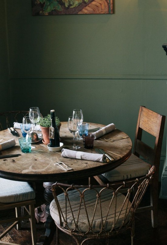 Er veggfargen mørkegrønn den rette for deg Designtips og ideer rustikk spisebord med trebord og stoler