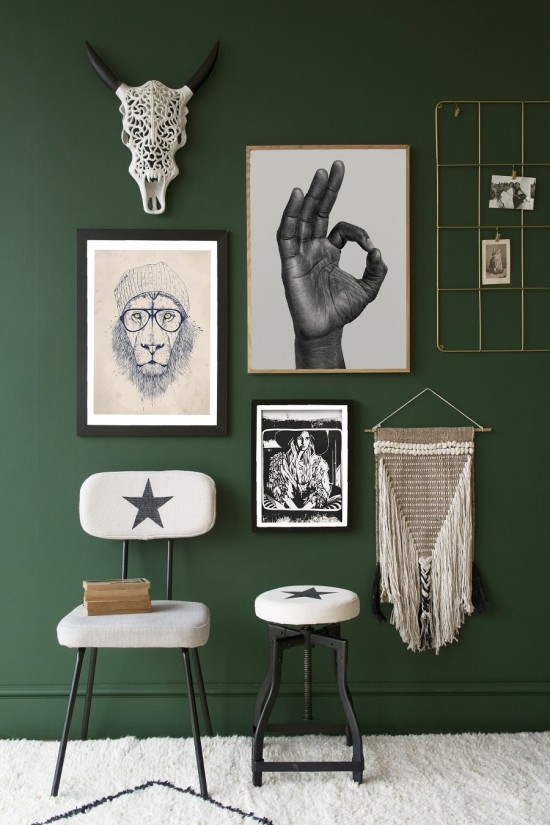 Er veggfargen mørkegrønn riktig for deg Designtips og ideer olivengrønn vegg med fotogalleri deko