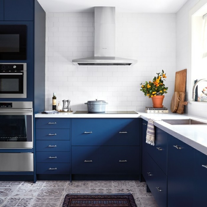 kuchyně tmavě modrá a bílá