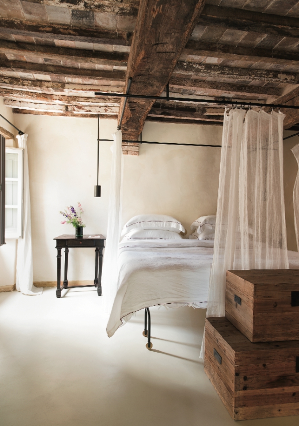 חדר שינה איטלקי - אלגנטיות, סגנון ונוחות הודות לריהוט איטלקי כפרי תקרת עץ