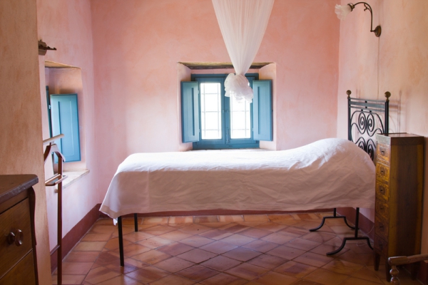 חדרי שינה איטלקיים - אלגנטיות, סגנון ונוחות הודות לריהוט איטלקי קירות ורודים בסגנון וינטאג '