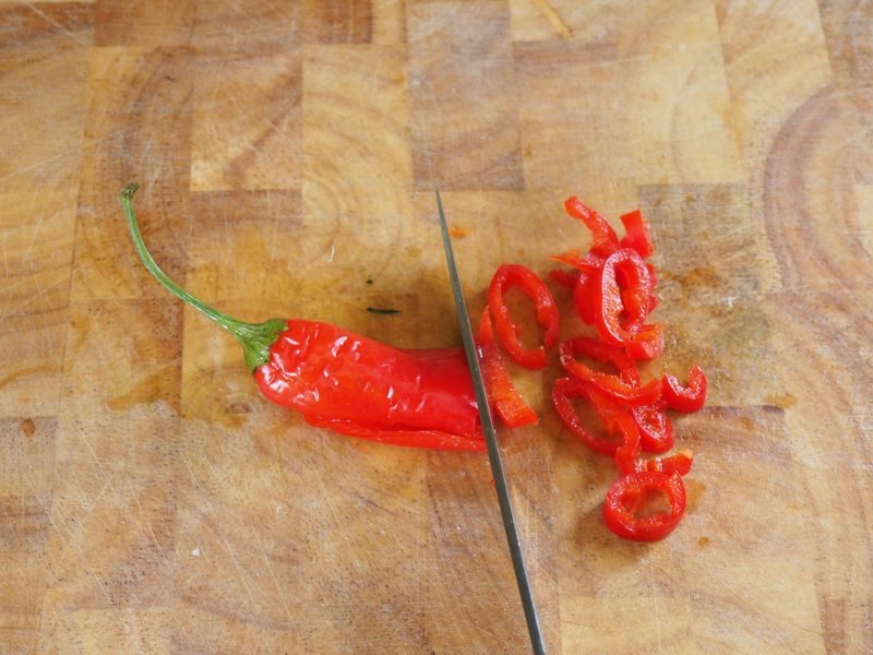 Jamie Oliver 15minutové recepty Chilli papričku nakrájíme nadrobno