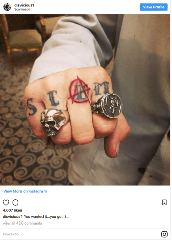 Aktorių grupės draugas Tommy Henriksenas praėjusią savaitę „Instagram“ paskelbė nuotrauką, kurioje demonstruoja Deppo šviežiai suglebusius pirštus. Paveikslėlyje parodyta nauja ryškiai raudona spalva A, kaip ir Anarchijos simbolyje, kuri uždengia U raidę