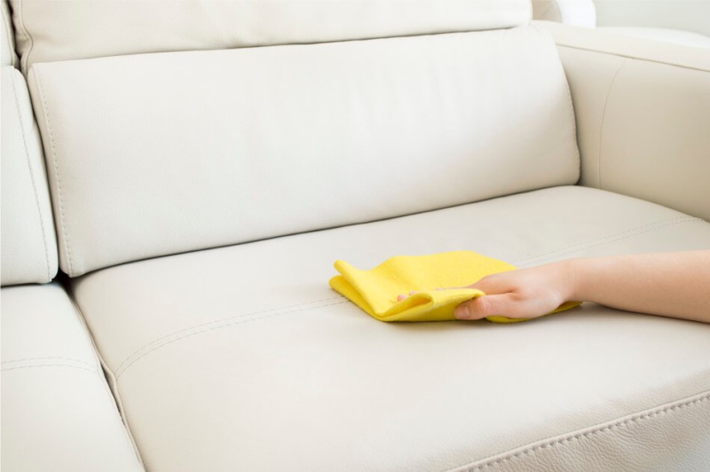 Kaip valyti odinę sofą