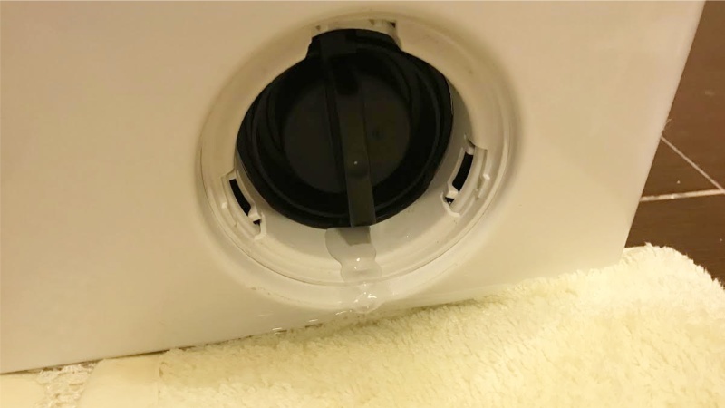 Vandens išleidimas iš skalbimo mašinos filtro