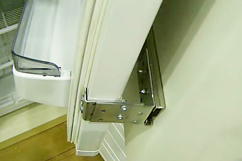 Priekinės ir šaldytuvo durys sujungtos dviem kampais