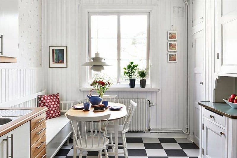 Juodos ir baltos plytelių grindys Skandinavijos kaimo virtuvėje