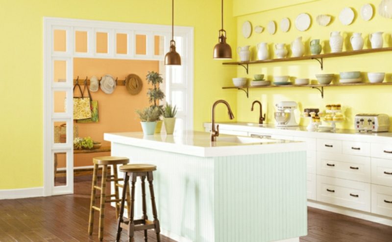 Kuchyně je vymalována útulnou pastelově žlutou barvou
