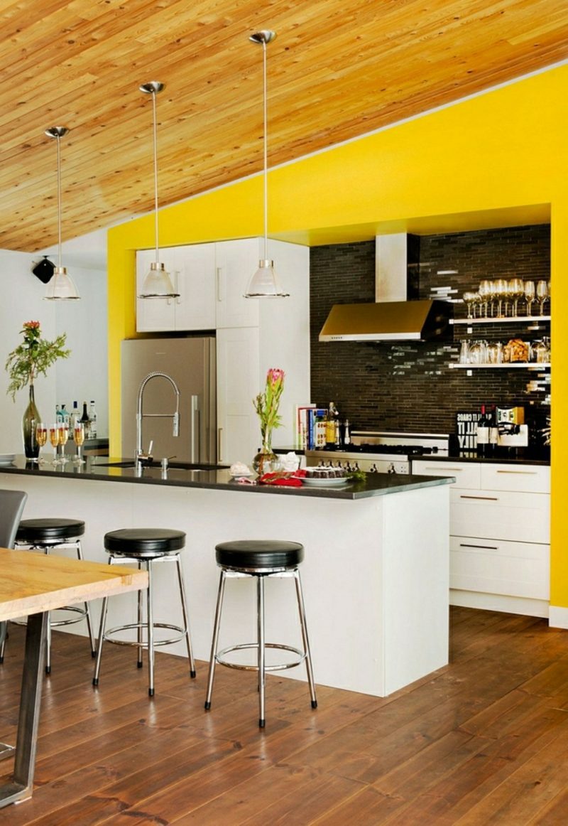 Kuchyně je vymalována útulnou sluncem žlutou barvou