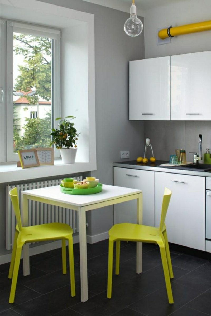 Kuchyňská barva neutrální šedá a žlutá židle