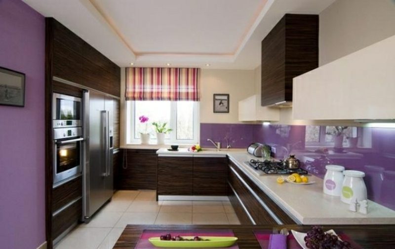 Natřete kuchyň tmavě purpurově