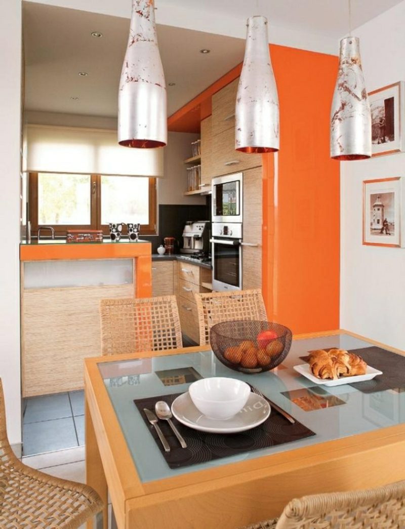 Kuchyně je lakovaná na kov s jasně oranžovými lampami