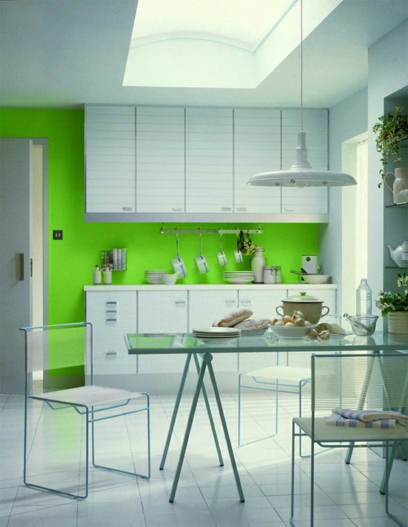 Kuchyňský nátěr neonově zeleným bílým nábytkem